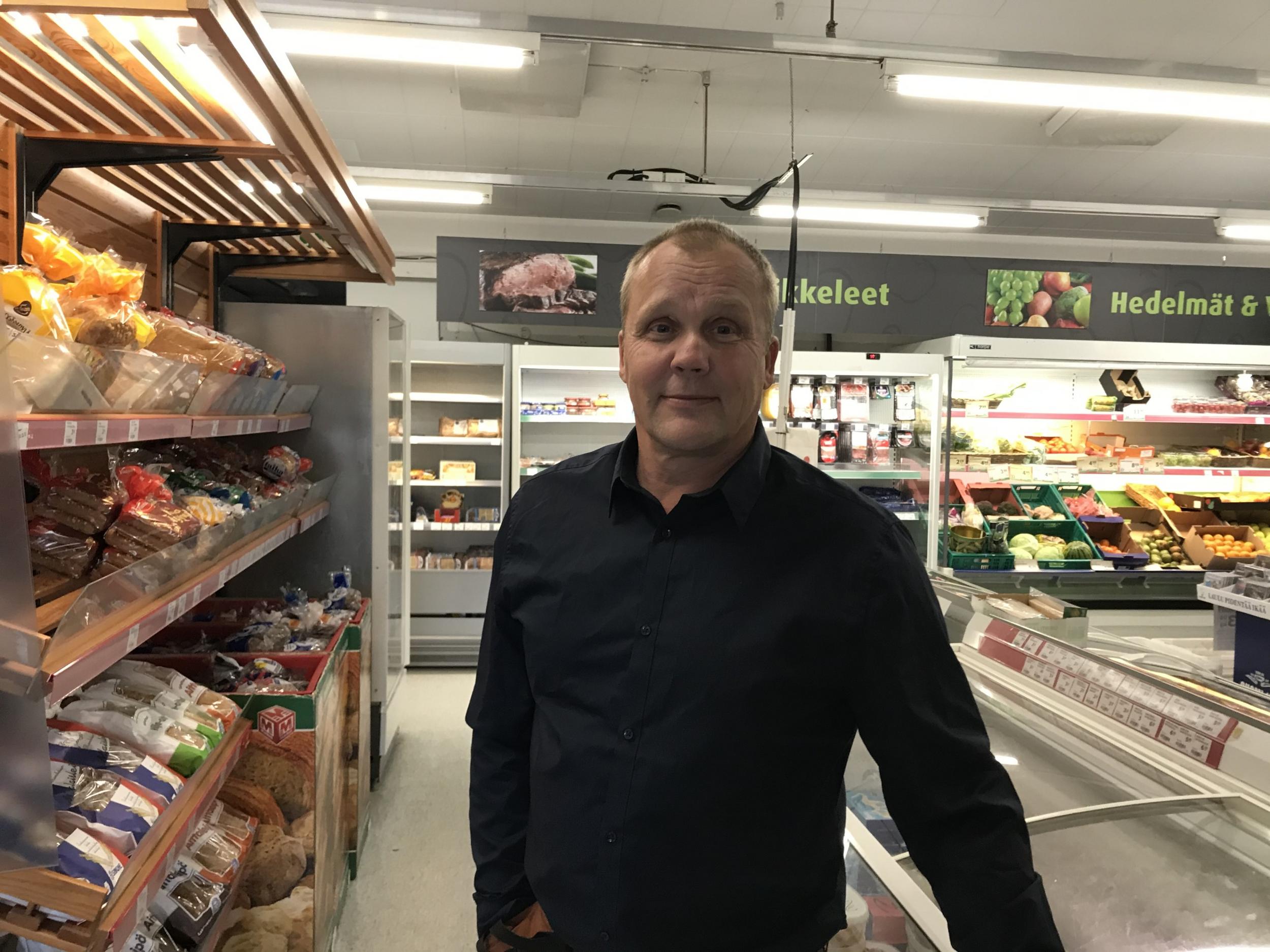 Jarno Ankerman jätti kaupunkilaiselämän ja ryhtyi Manner-Suomen pienimmän kunnan kyläkauppiaaksi